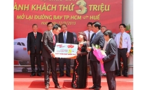 Xem múa nhã nhạc cung đình Huế và gặp hành khách thứ 3 triệu của VietJet Air